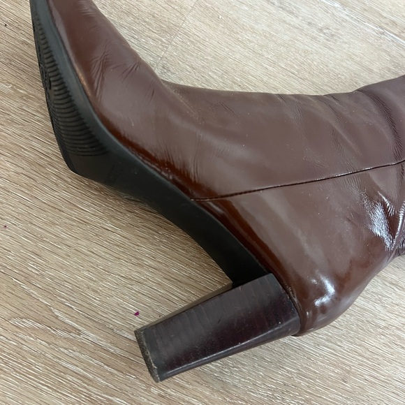 Groovy Cocoa Brown Staccato Patent Leather boots.
Great for that retro look! - Picture 4 of 7